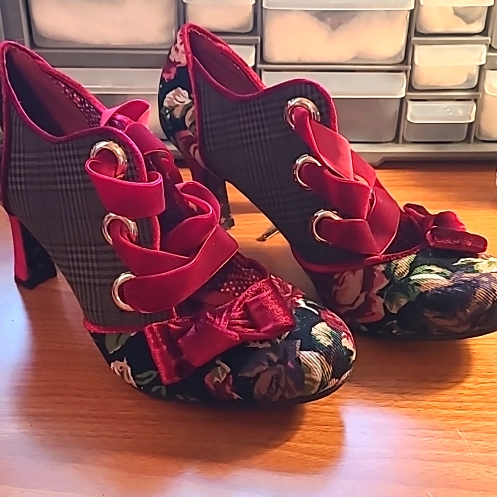 Vintage style heels.